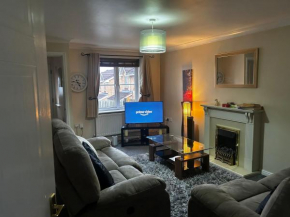 Brades Rise House - 3 bedroom house with 2 toilets with a private garden